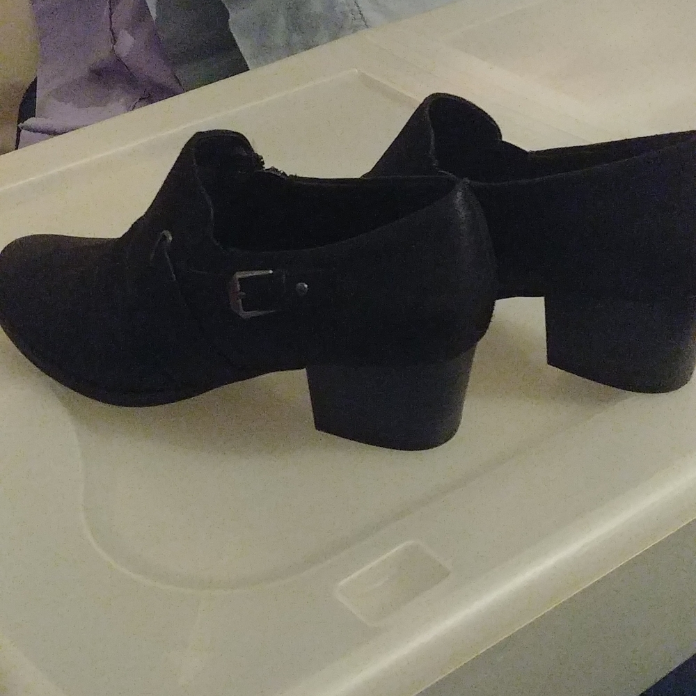 Ankle boots. Size 8 1/2 W. Inside zipper, outside buckle. YUU Brand.